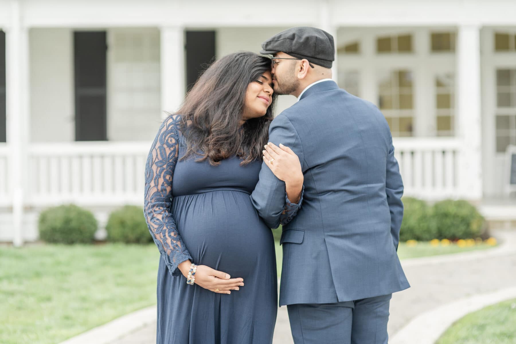 Ravenswood Mansion Maternity Session by Dolly Delong featured on Nashville Baby Guide